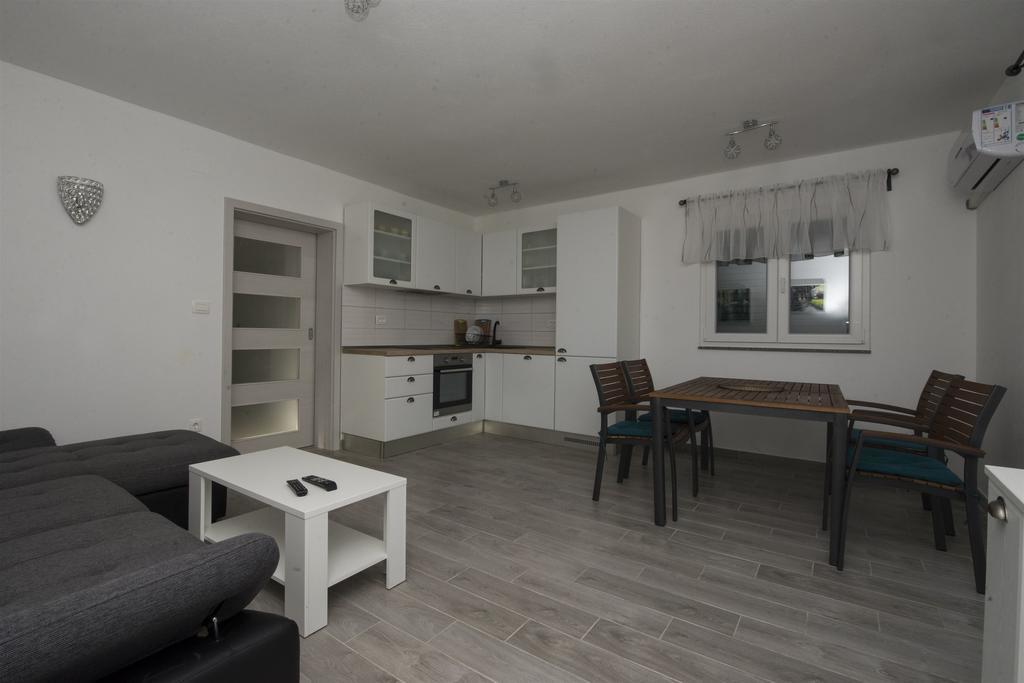 Apartment Jure สลาทิเน ภายนอก รูปภาพ